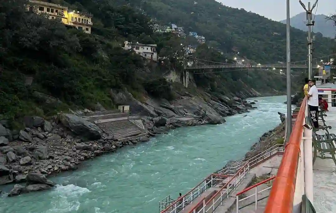 A street and roadside view of Devprayag