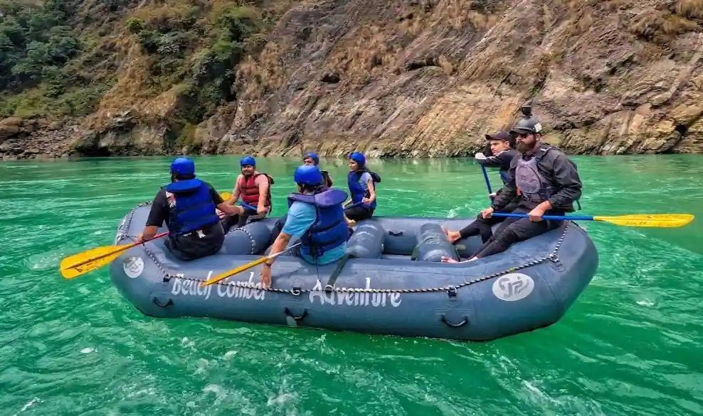 A group of 7 peoples Rafting in Rishikesh