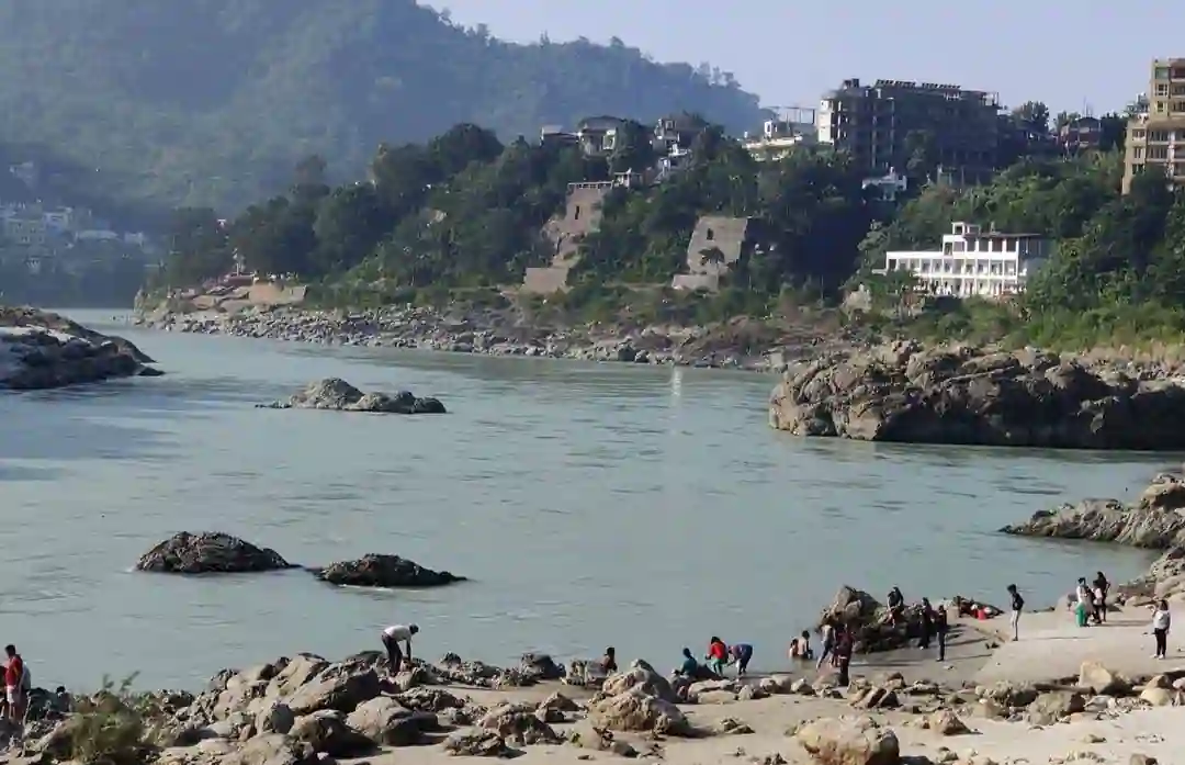 A small crowd a the riverside of Ganga in Rishikesh